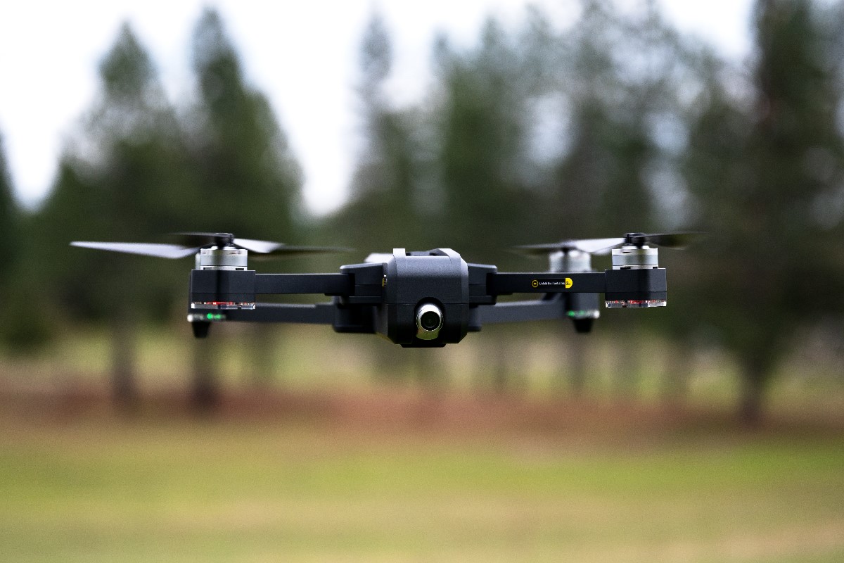 Nowoczesny dron z kamerą do monitorowania domu – czym jest i do czego służy?