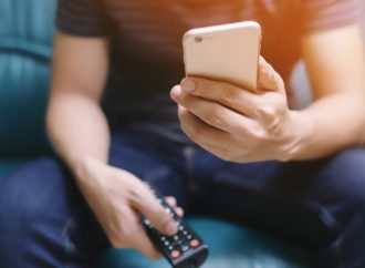 Czy można sterować telewizorem za pomocą smartfona?