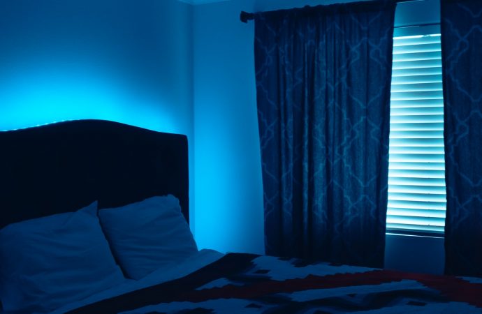 Inteligentne oświetlenie w sypialni – z jakich ułatwień warto skorzystać?