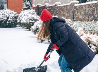 Poradnik ekologicznego zimowania – korzyści i obsługa urządzeń do usuwania śniegu na prąd