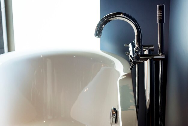 Jak wybrać rozwiązania do odprowadzania wody w łazience?